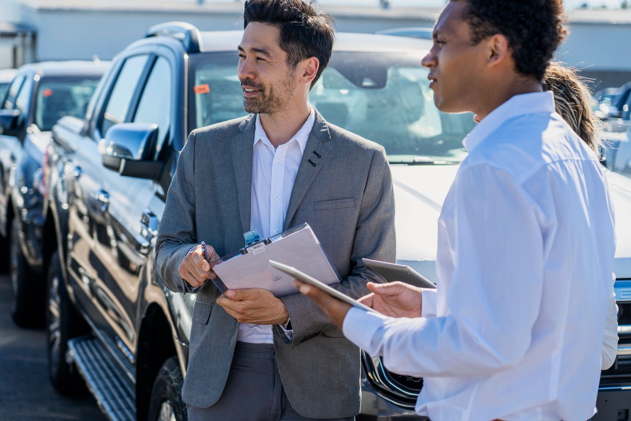 Agent Wheels team in an automotive lot