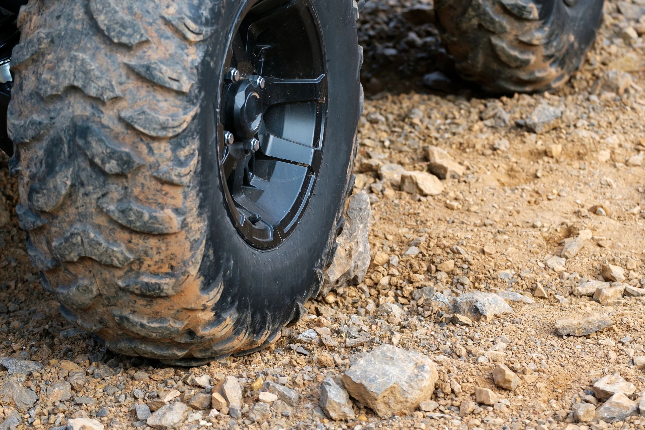 Off-road wheel and tire